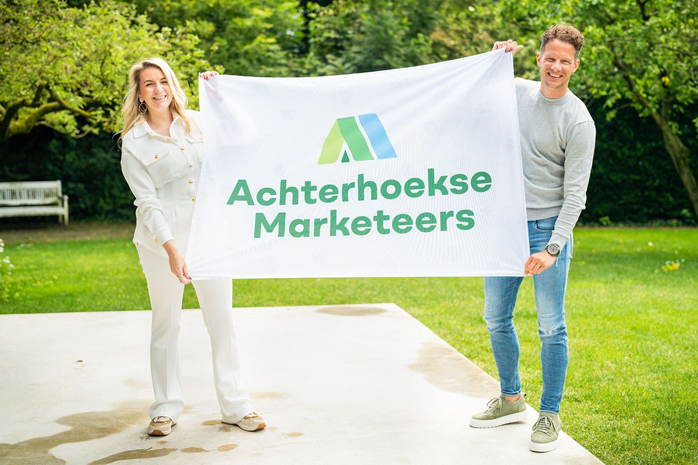 Leden van Achterhoekse Marketeers met de vlag